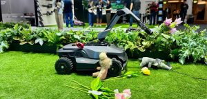 Mașină de tuns iarba cu braț robotic pentru grădină