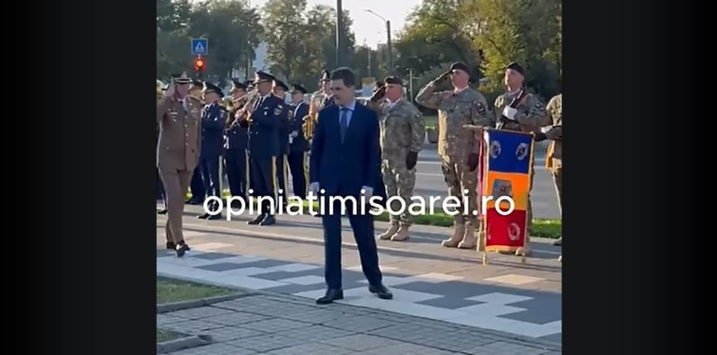 [ad_1] Președintele Nicușor Dan a avut dificultăți legate de protocol în timpul depunerii unei coroane de flori la Monumentul „Crucificare” din Timișoara, dedicat eroilor Revoluției anticomuniste din 1989