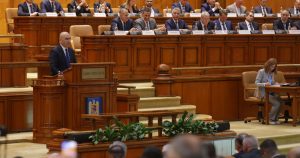 AUR prezintă moțiuni de cenzură într-o sală de lucru aproape goală.