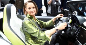 Katrin Adt, fostă oficială Mercedes, conduce Dacia.