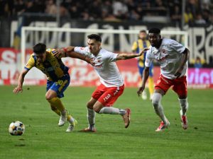 Rezultatul partidei de fotbal: Petrolul pierde cu scorul de 0-2 în fața Dinamo. Echipa Dinamo urcă pe podiumul campionatului de fotbal după ce jucătorii Cîrjan și Armstrong au marcat golurile decisive.