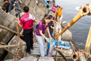 Okada Manila primesc suport comunitar pentru curățarea coastelor.