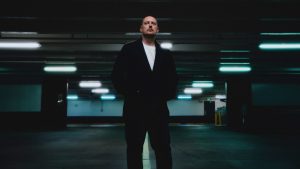 Muzician fără abilități de cântat, dar cu hituri AI, semnează cu o casă renumită și aprinde discuții despre pasiunea industriei