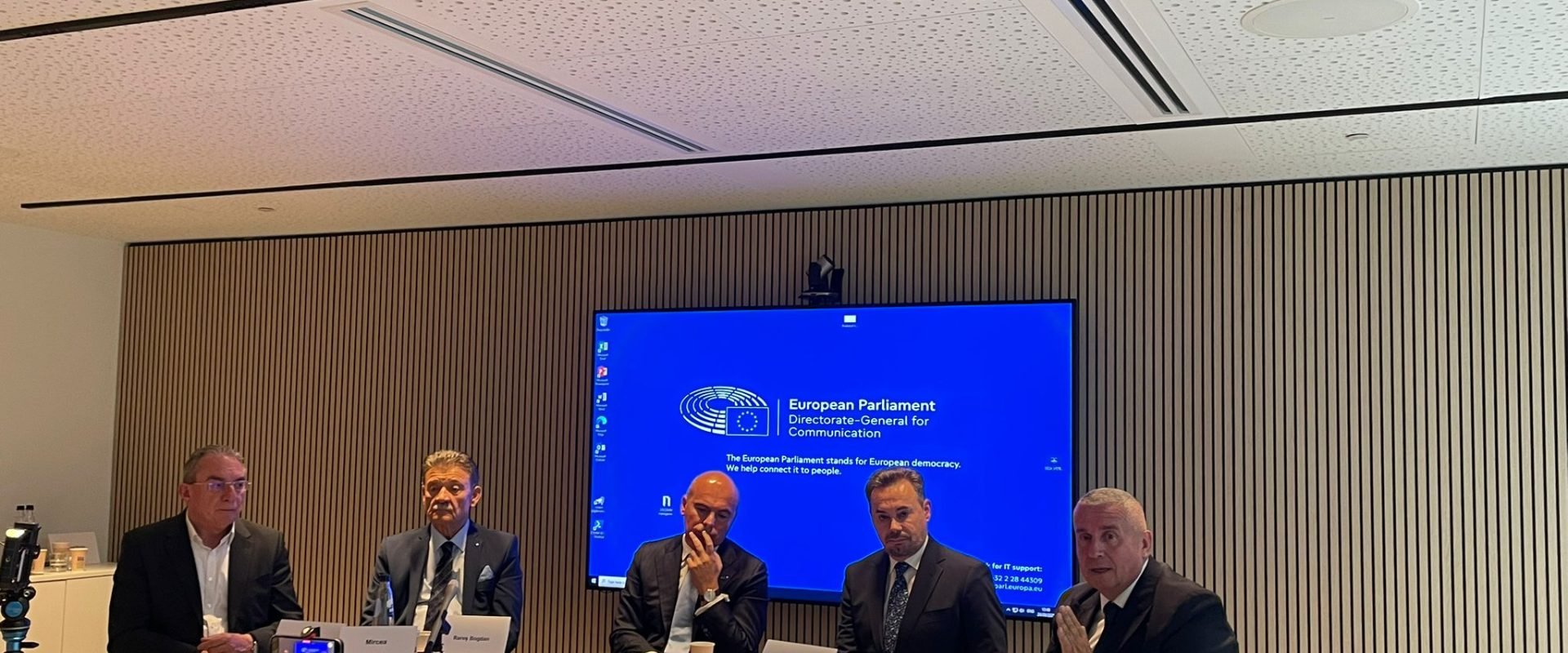 Parlamentarii europeni români din PPE cred că premierul Bolojan a