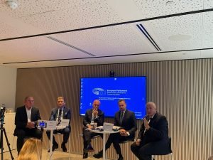 Parlamentarii europeni români din PPE cred că premierul Bolojan a avut succes la Bruxelles și că a menit la reducerea pericolului suspendării fondurilor UE. Critici din partea AUR că Guvernul nu a divulgat că instituția executivă a UE a demarat procedura de dialog structurat cu Parlamentul European pentru oprirea fondurilor.