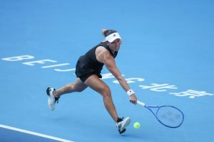 Tennismana americană Peggyula a reușit să scape de înfrângere în orașul Beijing, după ce a salvat trei mingi de meci împotriva adversarei sale, tânăra jucătoare britanică Raducanu.