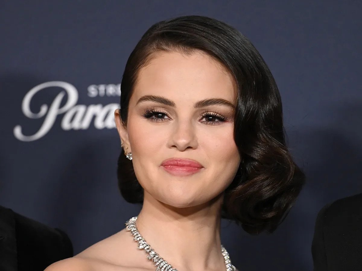 [ad_1] selena gomez se va căsători cu benny blanco în santa barbara, california, pe 27 septembrie, dar una dintre cele mai bune prietene ale sale, meryl streep, nu va putea participa la eveniment