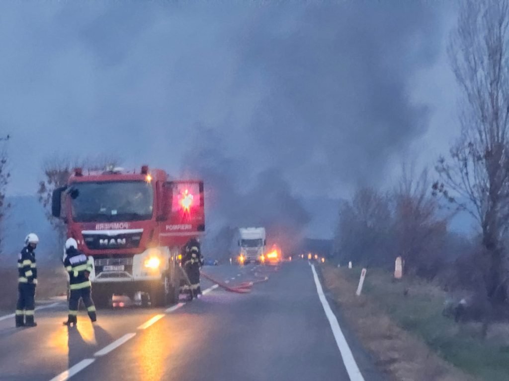 Traficul pe A2 deviat din cauza unui camion în flăcări în apropierea localității Murfaltar, județul Constanța; circulația este blocată pe ambele sensuri