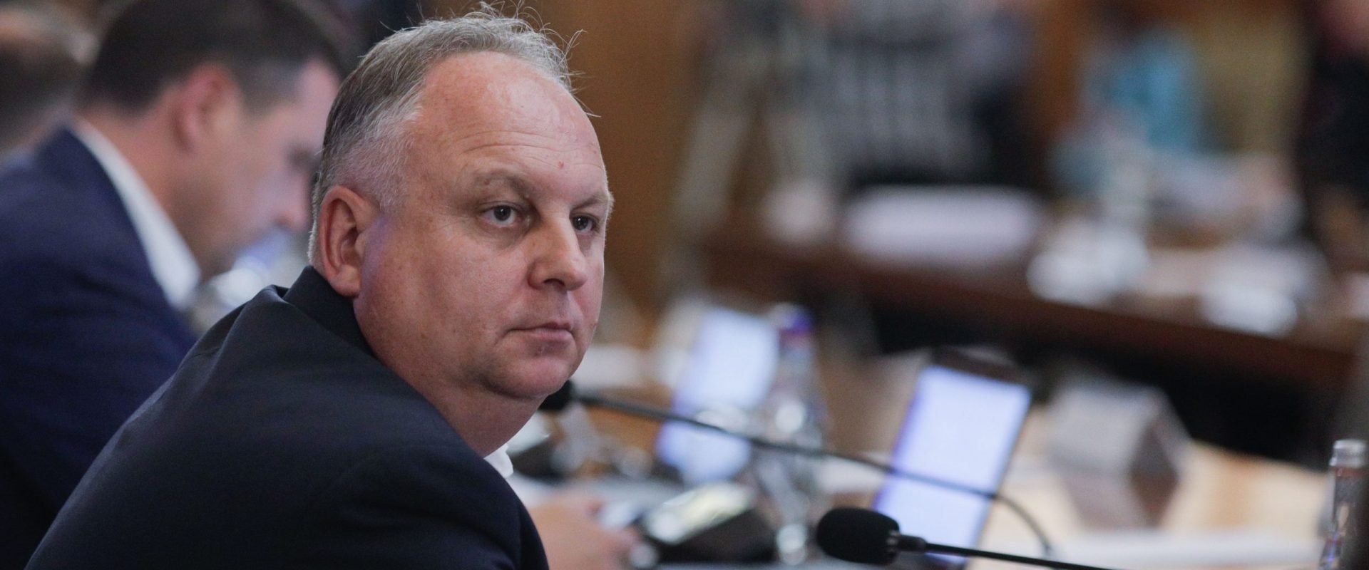 Secretar de stat din Ministerul Economiei, reținut de DNA. În același dosar sunt cercetați și președintele, și un director din ANPC / Ce acuzații le aduc procurorii / Reacția Guvernului