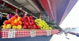 Imagine | Prețurile legumelor pentru murături în Piața Obor din București în septembrie 2025: varza începe de la 2,90 lei pe kilogram, iar roșiile ajung până la 15 lei pe kilogram