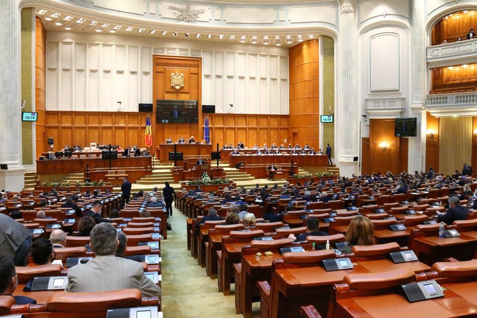 Proiectul cu reglementări fiscale respinge moțiunea de cenzură.