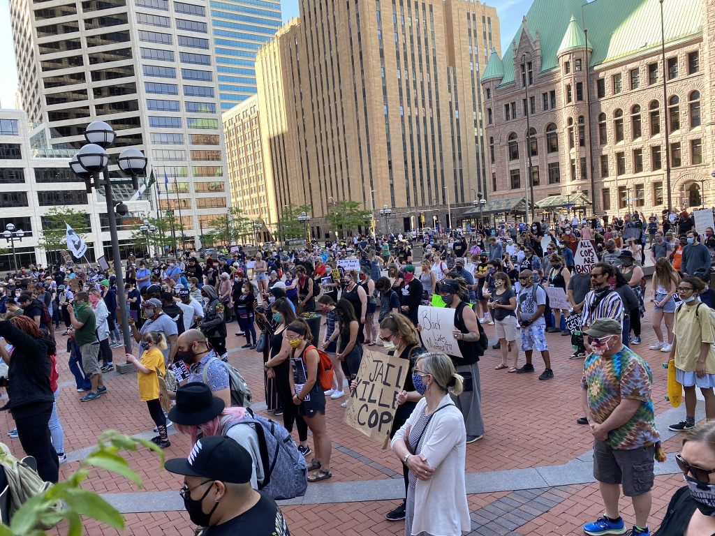 [ad_1] Cincisprezece angajați ai prestigiosului serviciu federal de poliție din SUA (FBI) au fost concediați pentru că au fost fotografiați în timp ce se îngeniușeau pentru a aduce un omagiu lui George Floyd, afroamericanul ucis prin asfixiere de către un polițist alb la Minneapolis în 2020, conform relatărilor din mass-media