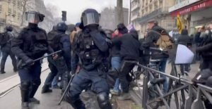 Revoltă generalizată în Franța împotriva reducerilor bugetare anunțate de autorități / Cel puțin 95 de persoane arestate în zona Parisului / Peste 6.000 de polițiști și jandarmi asigură ordinea în capitală