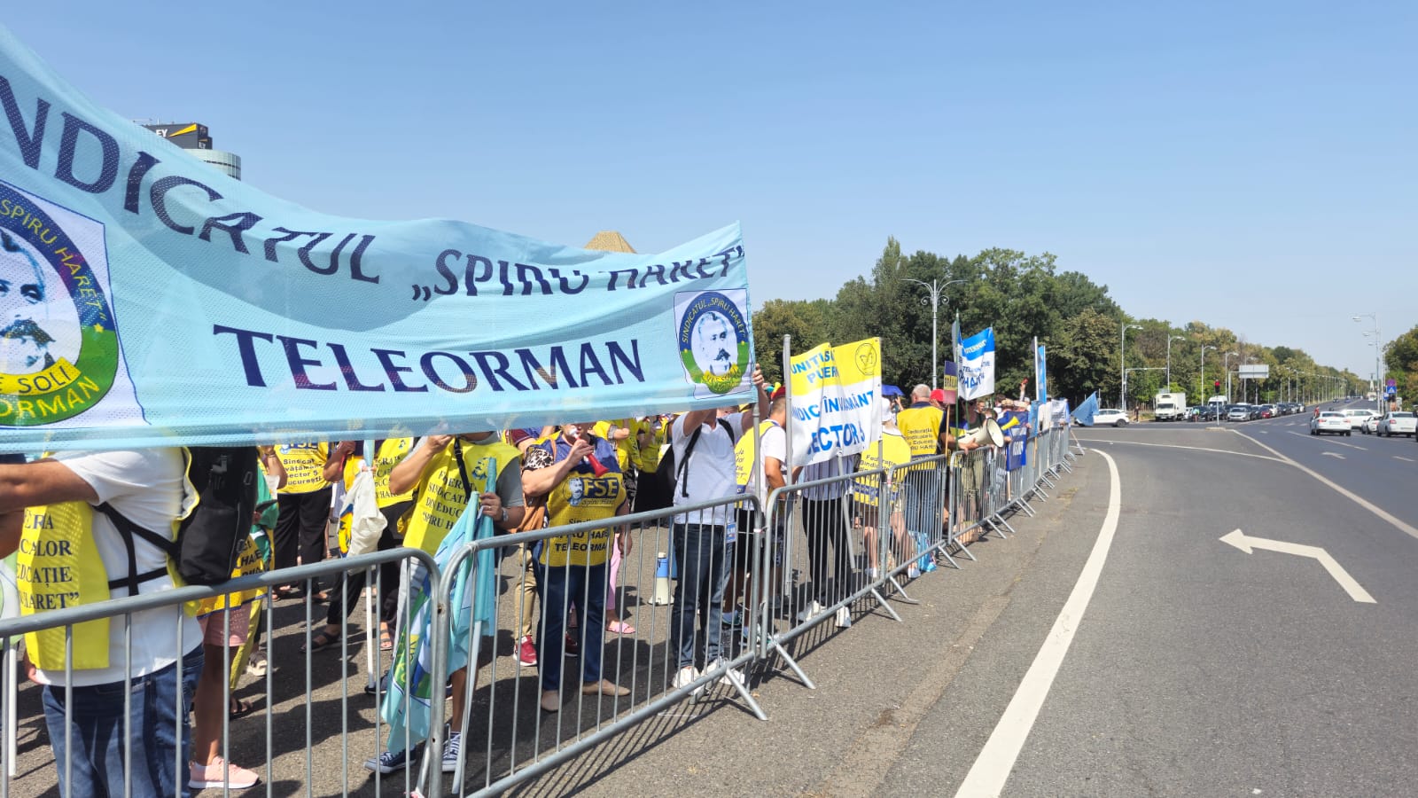 [ad_1] Protestele sindicatelor din Educație continuă în fața Guvernului, după ce de peste o lună au protestat în fața Ministerului Educației și Cercetării, cerând demisia ministrului Daniel David