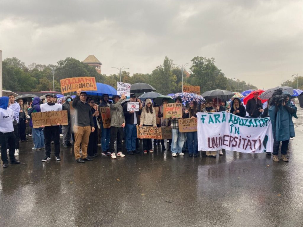 Demonstratie a studenților în Piața Victoriei sub ploaie, împotriva politicilor Guvernului (Imagini și clipuri video)