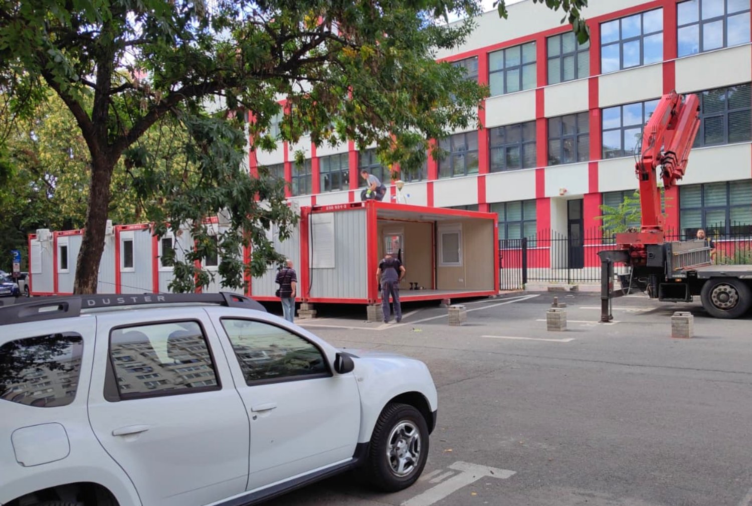 Directorii de la cea mai mare școală din București, Hamburg 195, își depun colectiv demisia; peste 230 de părinți solicită intervenția justiției din cauza haosului înainte de startul anului școlar
