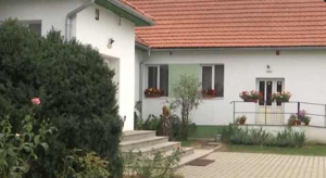 Școală din județul Covasna complet reabilitată, închisă din cauza lipsei de elevi, la cinci luni de la finalizarea renovărilor, care au inclus înlocuirea acoperișului, repararea zidăriei și schimbarea geamurilor și ușilor