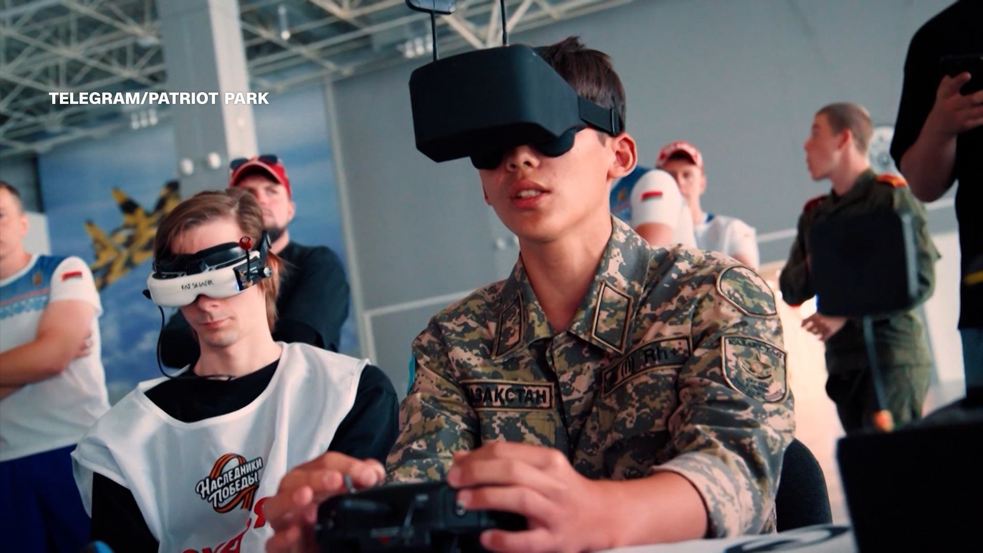 [ad_1] În Rusia, militarizarea educației atinge un nou nivel prin inițiative precum deschiderea unei școli speciale în Krasnodar, unde elevii învață să asambleze și să piloteze drone, cu veterani de război ca instructori