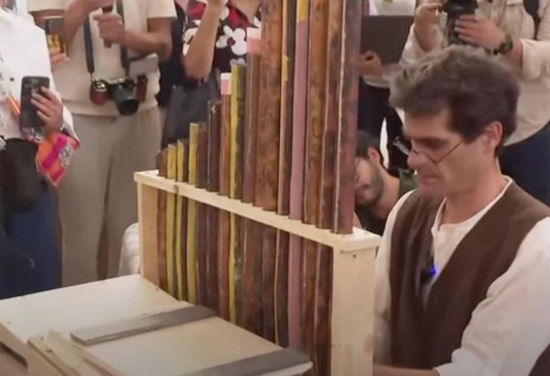 [ad_1] O orgă medievală, uitată timp de secole în apropierea bisericii unde se crede că s-a născut Iisus, a fost recent redescoperită și a răsunat din nou la Ierusalim, conform unui reportaj al agenției de știri AFP