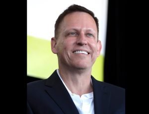 Peter Thiel, fondatorul Palantir, afirmă că reglementările pentru inteligența artificială accelerează sosirea Antihristului, care ar putea prelua controlul profitând de teama de o calamitate globală cauzată de IA pentru a instaura un regim totalitar mondial