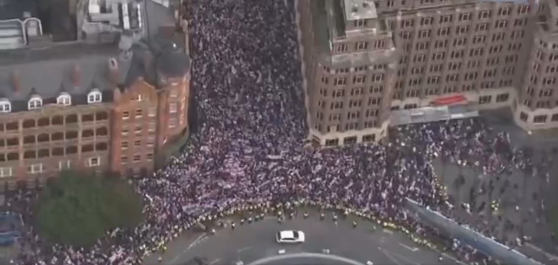 Actualizare video: Zeci de mii de oameni participă la demonstrația „Unite the Kingdom” în centrul Londrei, manifestare organizată de controversatul Tommy Robinson, în timp ce mii alții au protestat contra fascismului; un grup a încercat să înlăture baricadele dintre cele două demonstratii
