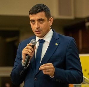 Simion ține un discurs în Parlament pentru moțiunea de cenzură, chiar dacă anterior a declarat că membrii opoziției nu vor participa la ședință.