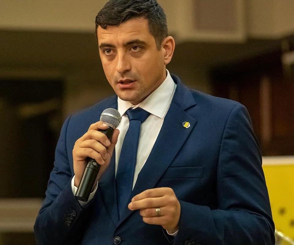 Simion ține un discurs în Parlament pentru moțiunea de cenzură,