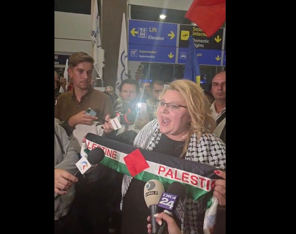 Șoșoacă, afișând steagul Palestinei, lansează acuzații dure la adresa Israelului, NATO, Parchetului General și UE / Îndrumă jurnaliștii să demisioneze și să se angajeze la o televiziune din Orientul Mijlociu