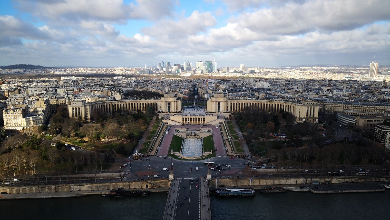 Capete de porc descoperite în fața unei moschei din Franța, lăsate de persoane străine care au părăsit rapid țara, conform anunțului procurorilor