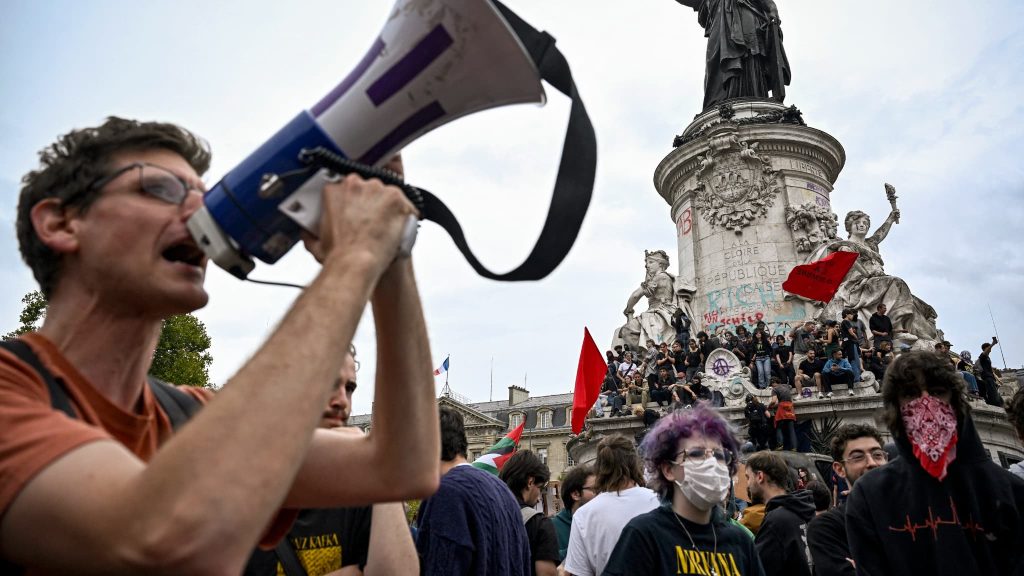 Une-personne-utilise-un-megaphone-lors-d-une-manifestation-place-de-la-Republique-dans-le-cadre-du-m.jpeg