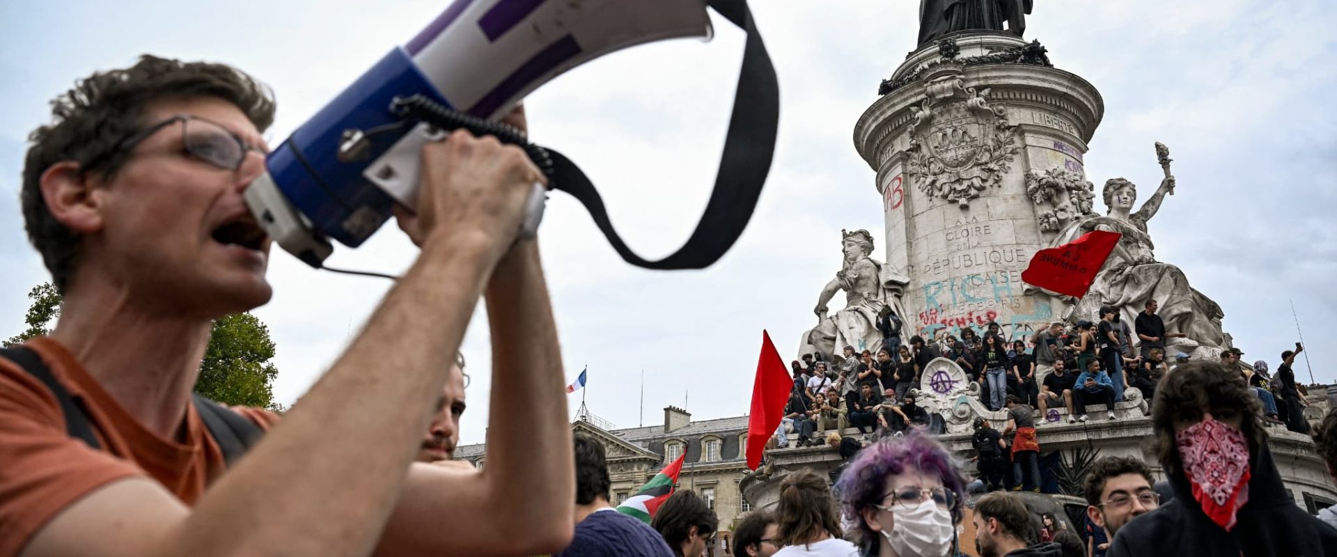 Une-personne-utilise-un-megaphone-lors-d-une-manifestation-place-de-la-Republique-dans-le-cadre-du-m.jpeg