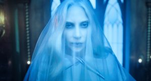 Iată o variantă reformulată a titlului: “Personajul lui Lady Gaga din sezonul 2 al serialului ‘Miercuri’ explicat de către cei care l-au creat”. 

Sau, o altă variantă: “Creatorii serialului ‘Miercuri’ oferă detalii despre personajul interpretat de Lady Gaga în sezonul al doilea”. 

Sau, o a treia variantă: “Ce spun creatorii serialului despre personajul lui Lady Gaga în noul sezon al ‘Miercurii'”.