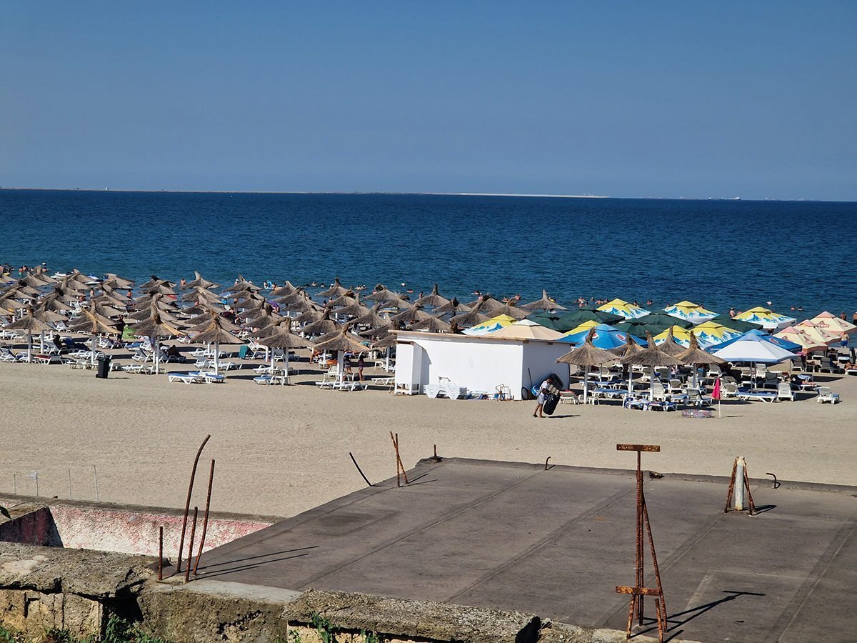Românii își extind timpul de relaxare la mare și la munte, primând un weekend de început de septembrie cu plaje aglomerate și terase pline
