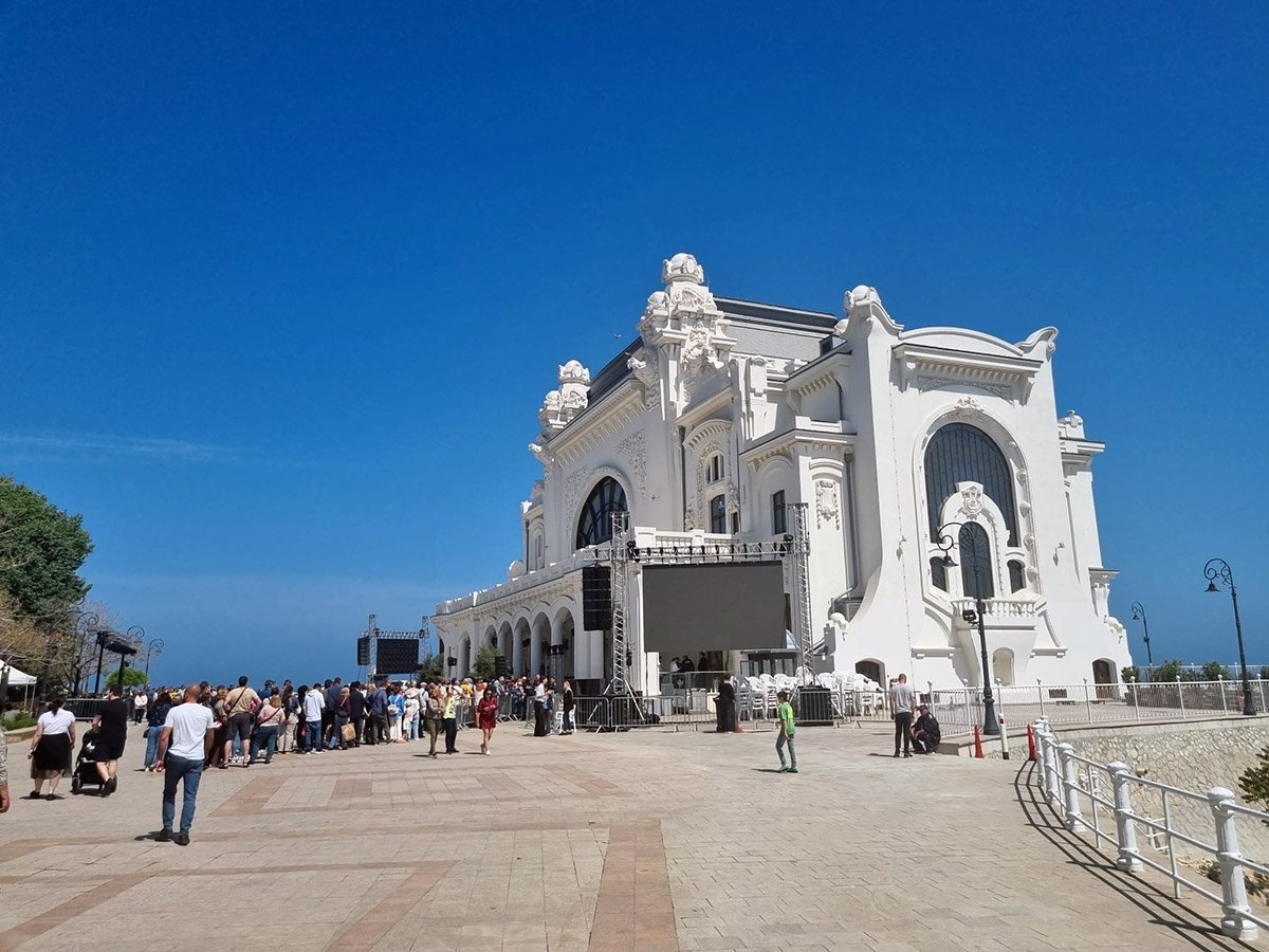 Video: Experiența unei persoane de peste 20 de ani care conduce turiști prin Cazinoul din Constanța – Povestea monumentului spusă de tineri