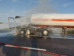Cisternă cu acid sulfuric răsturnată pe DN 1 în județul Brașov, traficul fiind deviat pe rute alternative