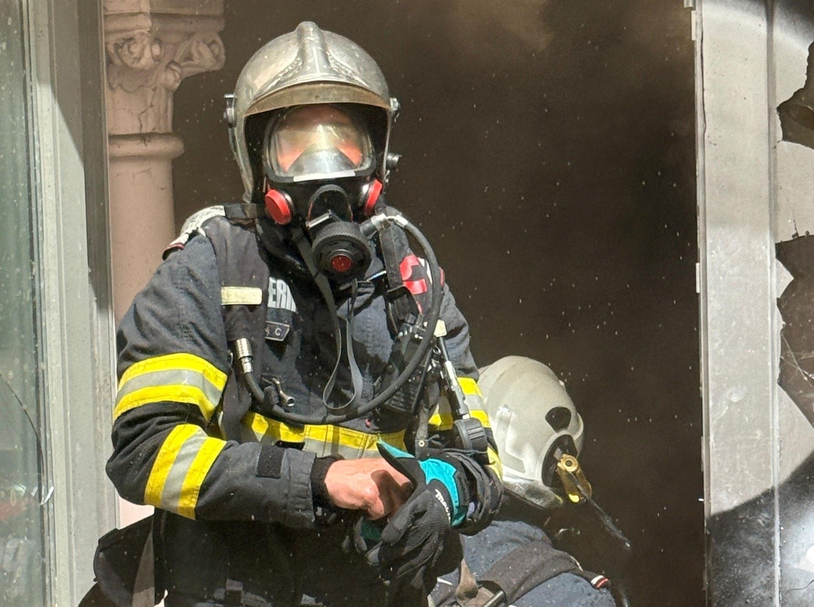 [ad_1] Un foc puternic a izbucnit duminică după-amiază la mansarda unui bloc din orașul Constanța, fiind necesară intervenția mai multor echipaje de salvare