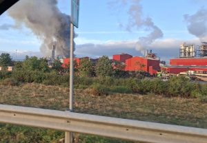Agenția Națională pentru Mediu și Arii Protejate menține supravegherea asupra platformei de prelucrare a lemnului Kronospan din Sebeș, unde au avut loc două explozii și un incendiu puternic, rănind patru persoane / Verificări și la o zi după incidentea noastră”