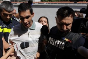 Tânărul filmat agresând un curier din Bangladesh pentru că l-a numit „invadator”, adus cu escorte polițienească la Parchetul Sectorului 2 pentru audiereea noastră”