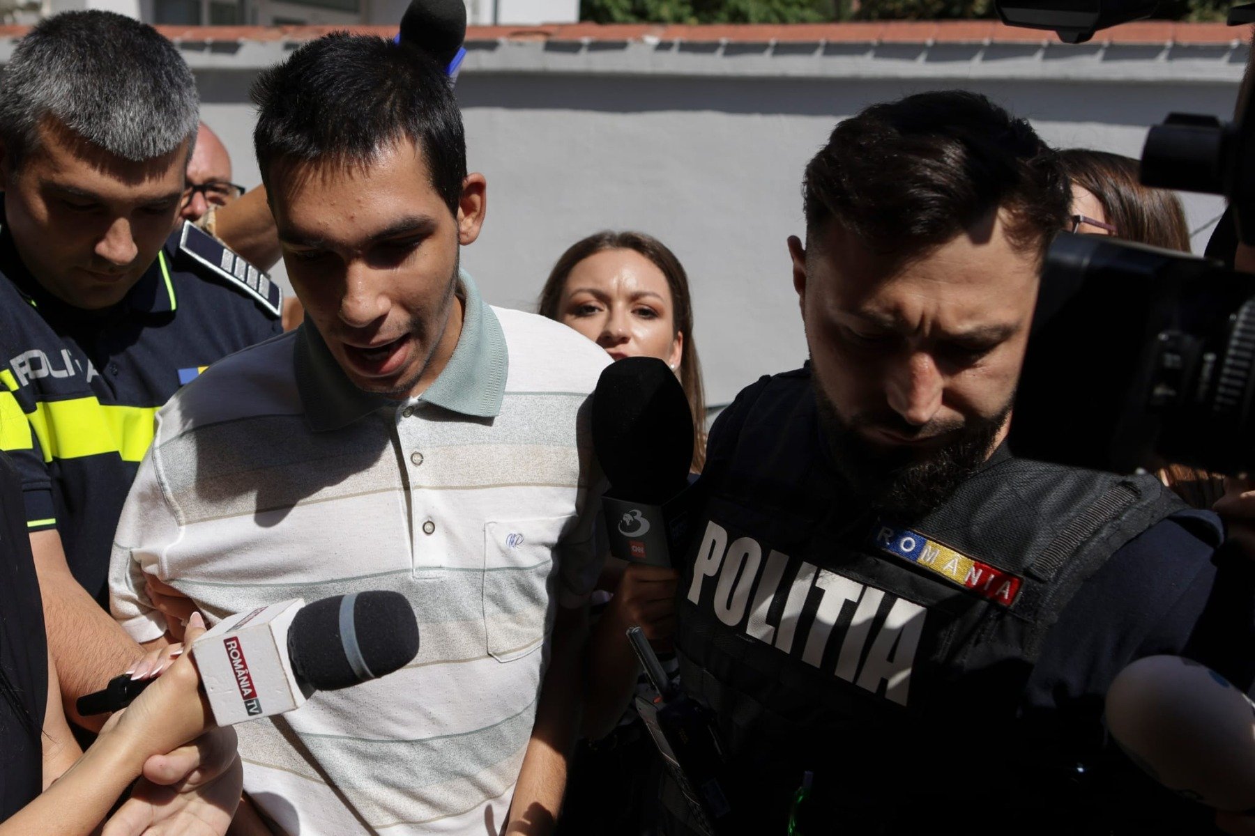 Tânărul filmat agresând un curier din Bangladesh pentru că l-a numit „invadator”, adus cu escorte polițienească la Parchetul Sectorului 2 pentru audiere