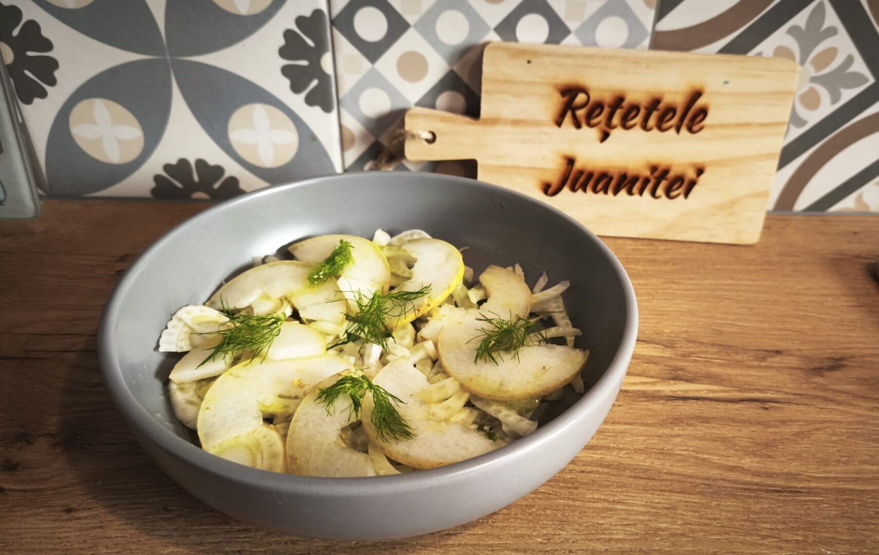 Rețetele Juanitei: Salată de pere și fenicul cu arome mediteraneene – o opțiune simplă pentru cină ușor de preparat, perfectă ca aperitiv elegant sau garnitură specială, fie veggie, fie cu pui