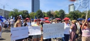 Filmare: Noi demonstrații ale angajaților din sistemul de învățământ în Piața Victoriei, cu scandări împotriva guvernului și apeluri la solidaritate