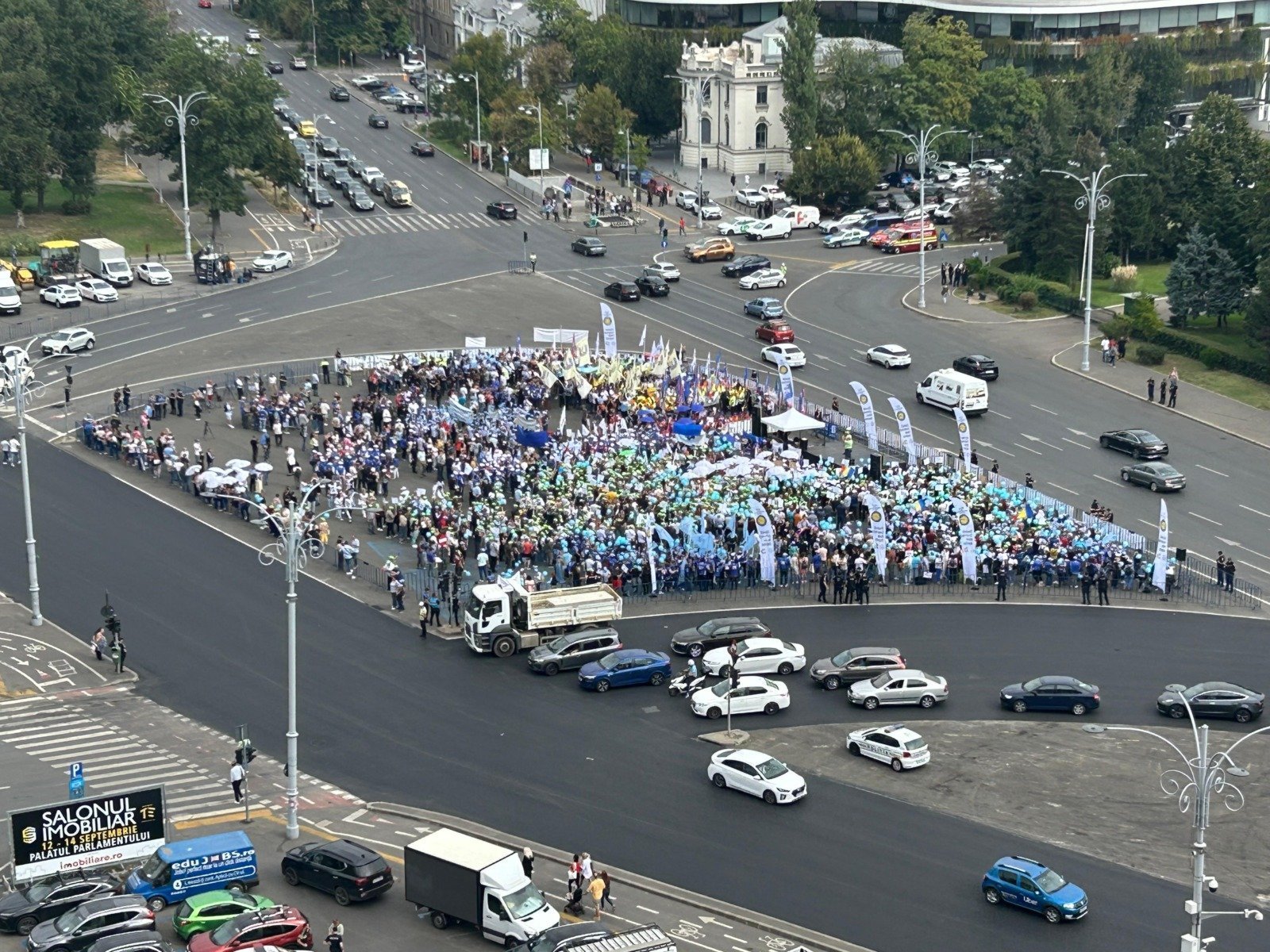 Protestatarii părăsesc Piața Victoriei pentru a bloca sediul Parlamentului, în timp ce o delegație sindicală urmează să aibă discuții cu premierul