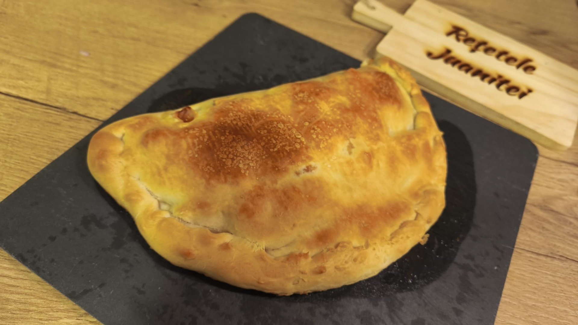[ad_1] Calzone, un preparat derivat din pizza, își are originile în regiunea sudică a Italiei, în orașul Napoli, cunoscut drept patria pizzei