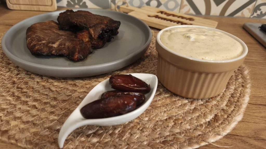 Rețetele Juanitei: Cremă tartinabilă cu brânză, curry și curmale, perfectă pentru aperitive sau sos pentru carne la grătar