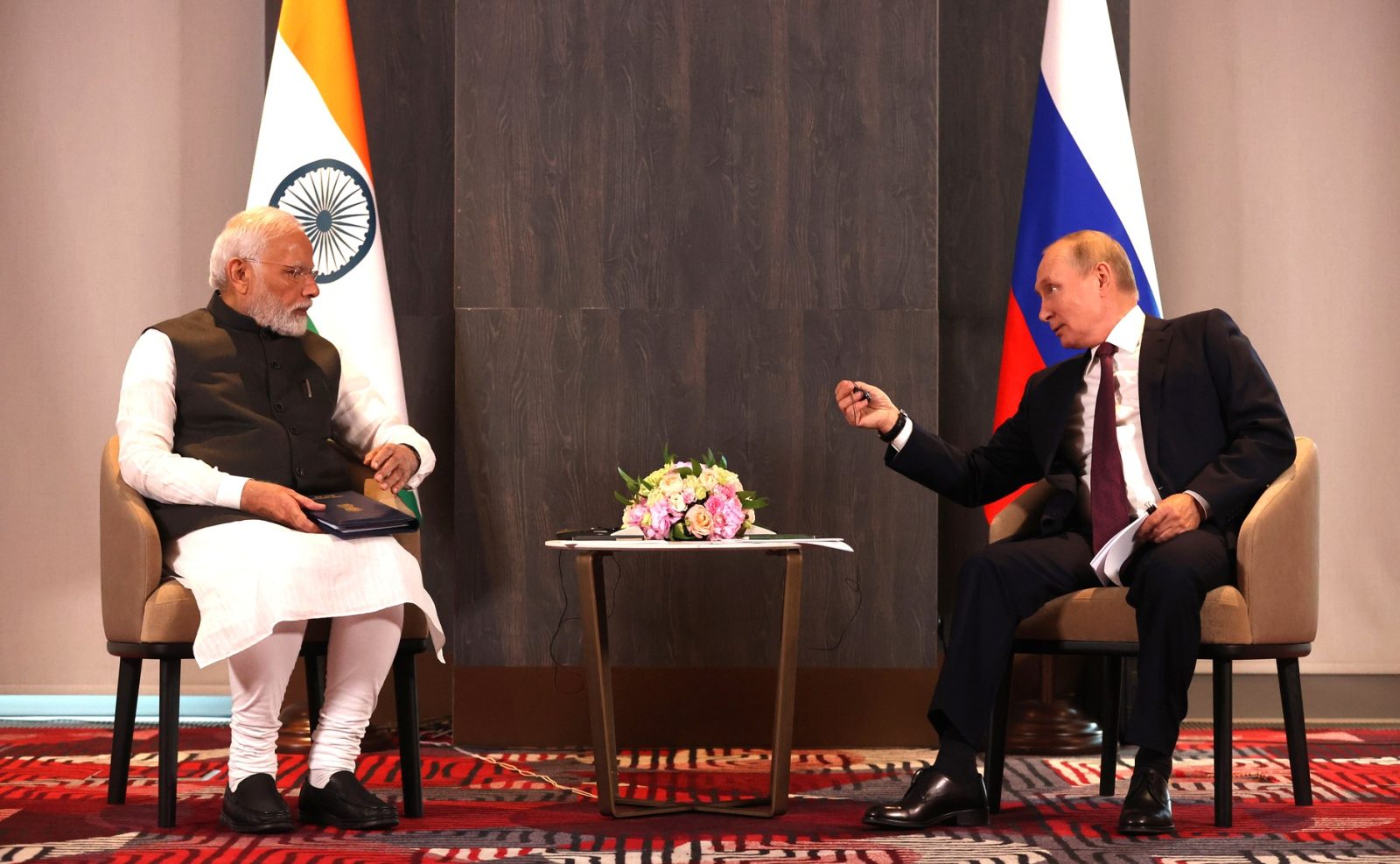 [ad_1] Liderul rus Vladimir Putin și premierul indian Narendra Modi au avut o discuție telefonică miercuri, reafirmând „prietenia” care îi unește, în ciuda presiunilor exercitate de Statele Unite din cauza relațiilor lor economice