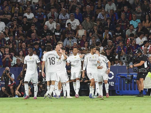 Meciele de fotbal din La Liga au adus o nouă victorie pentru Real Madrid, aceștia reușind să învingă pe Levante cu scorul de 1-4, demonstrând o perfomanță remarcabilă și obținând astfel cea de-a șasea victorie consecutivă în campionat.