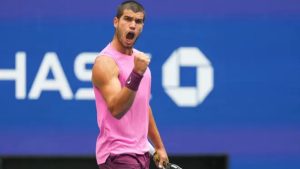 Alcaraz îl conduce cu 1-0 pe Djokovic