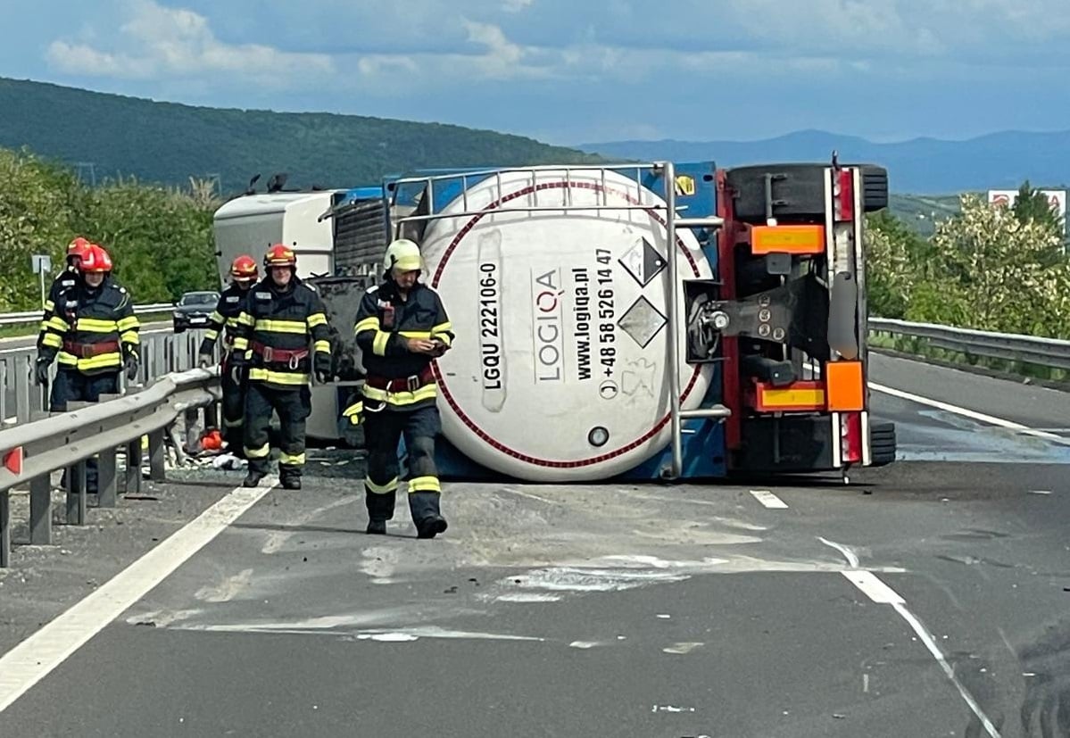 Cisternă cu gaz metan răsturnată pe drumul național 24A în județul Vaslui, provocând scurgeri și întreruperea totală a circulației