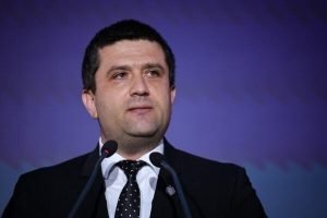 Ministrul Economiei solicită partidelor de la guvernare să reducă condițiile impuse în coaliție, apreciind că un număr mai redus de condiții facilitează deciziile politice; premierul, ca reprezentant al acestor partide, trebuie sprijinit pentru o activitate fluentă