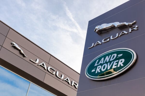 [ad_1] Marea Britanie va acorda o asistență financiară importantă producătorului auto Jaguar Land Rover (JLR), printr-o garanție de împrumut în valoare de 1,5 miliarde de lire sterline (aproximativ două miliarde de dolari)